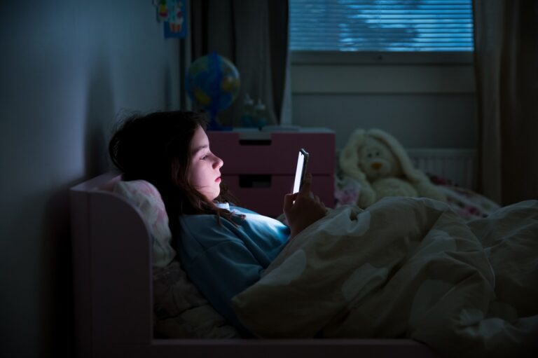 L’utilisation nocturne du téléphone aggrave le sommeil et la santé mentale des enfants, en particulier des victimes de cyberintimidation.